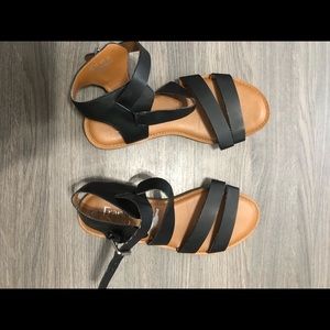Franco Sarto 7.5 black strap flat sandal